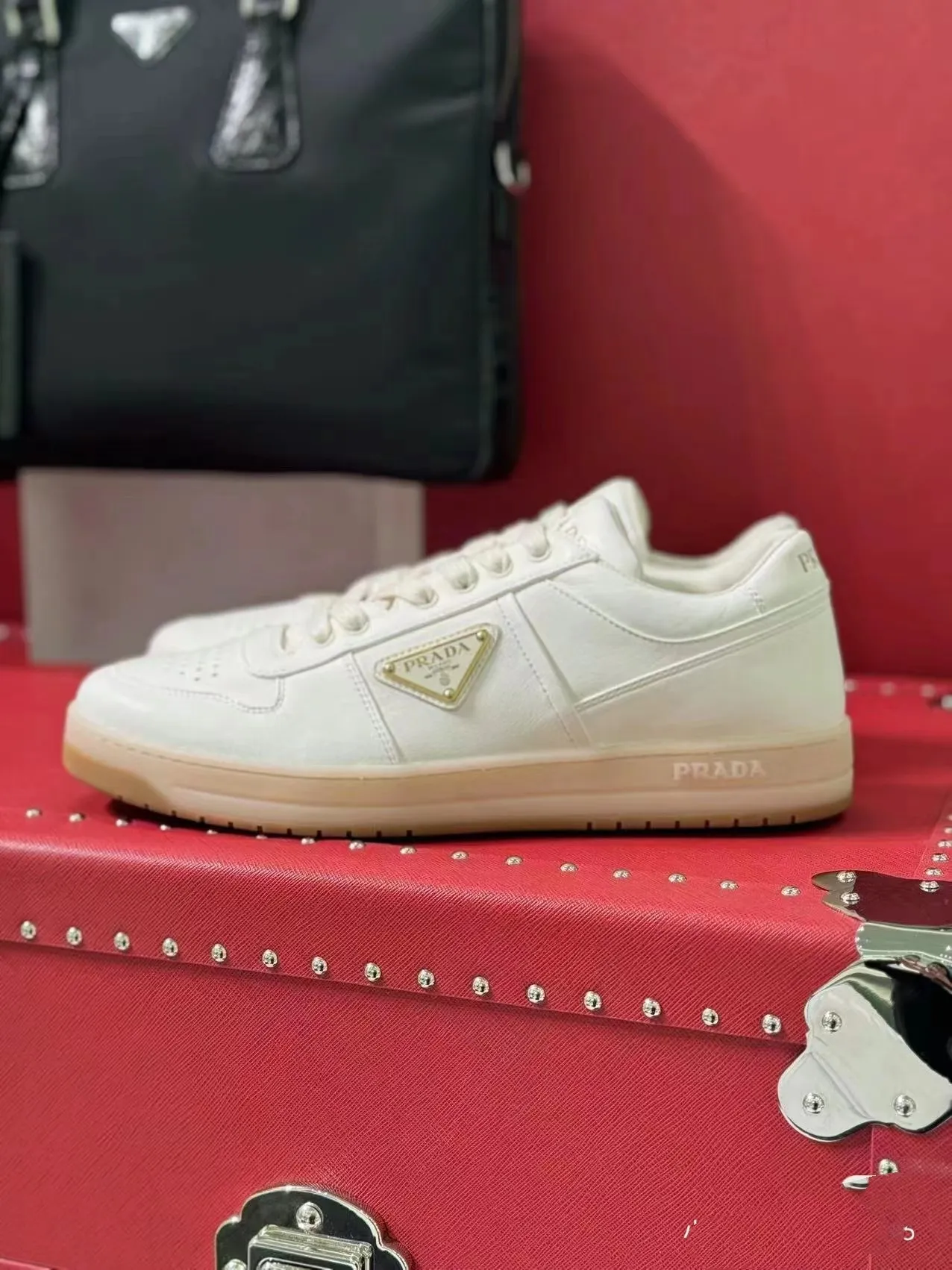 P380 Yuan 38-45 Prada Prada’s new men’s leather sports shoes, the highest version on the market, any comparison is welcome🆚! The original leather has excellent texture and is super high-end! Fetal sheep net lining imported from Italy, removable pad! Luxurious materials and fine workmanship, highly recommended!